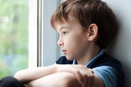 Một đứa trẻ mắc hội chứng tự kỷ đang chơi một mình, thể hiện khó khăn trong việc bắt chước hoặc tương tác xã hội.