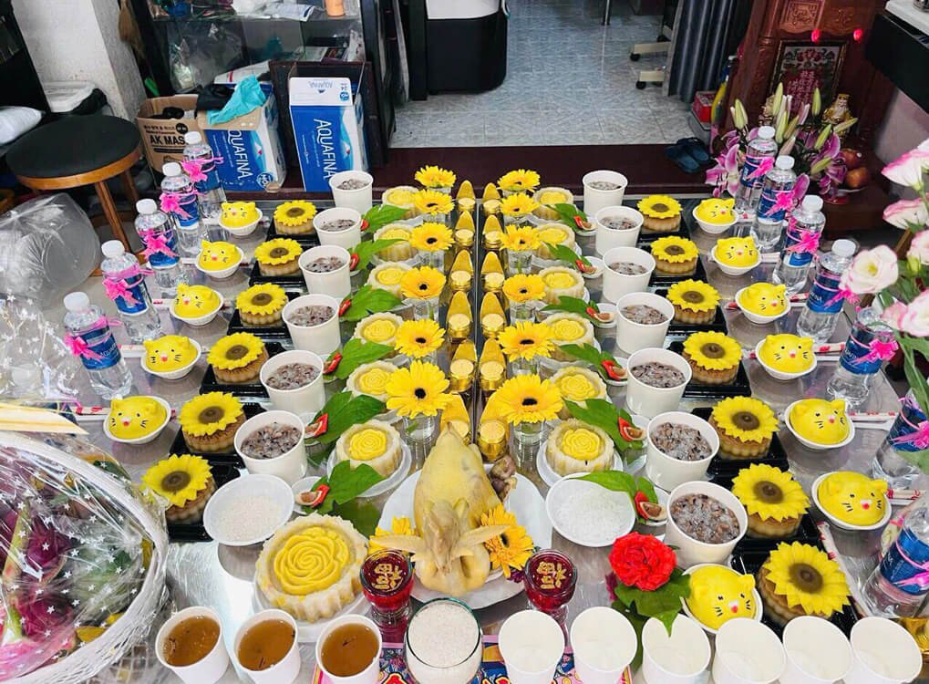 Một gia đình đang thực hiện nghi thức cúng đầy tháng cho bé trai, cầu mong những điều tốt lành.