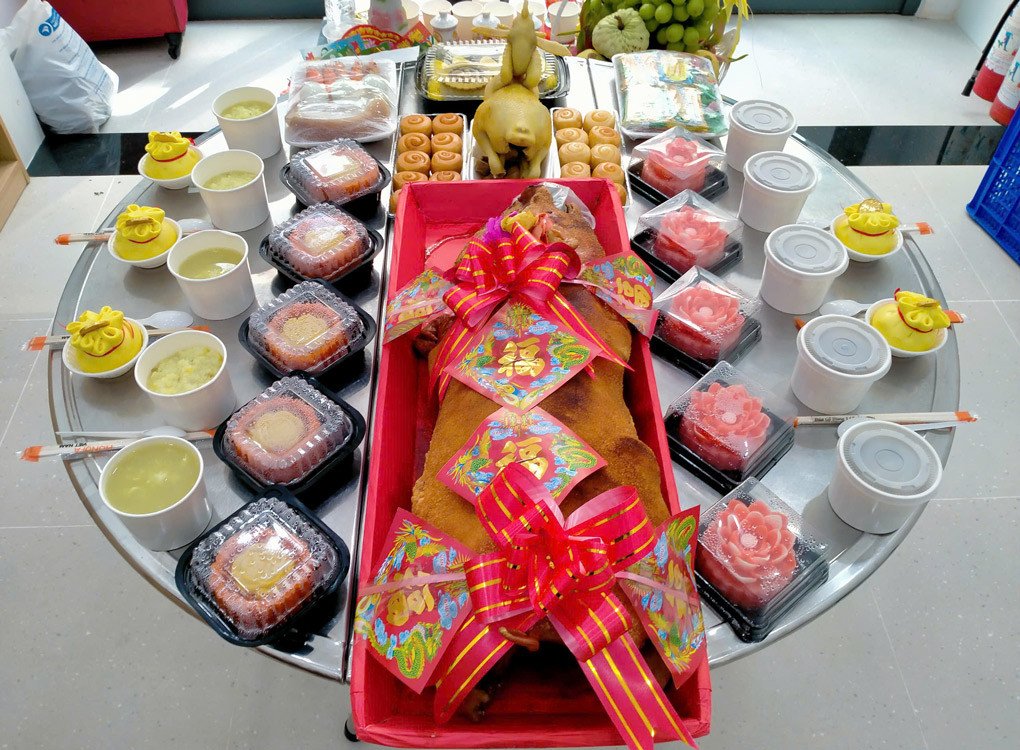 Một mâm cúng đầy màu sắc với nhiều loại trái cây tươi, tượng trưng cho sự sung túc và bình an trong nghi lễ khởi công