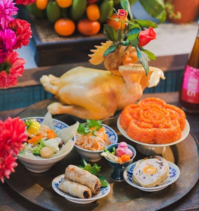 Một mâm cúng rằm tháng Giêng đầy đủ với xôi, gà luộc, trầu cau và hương hoa tươi tắn
