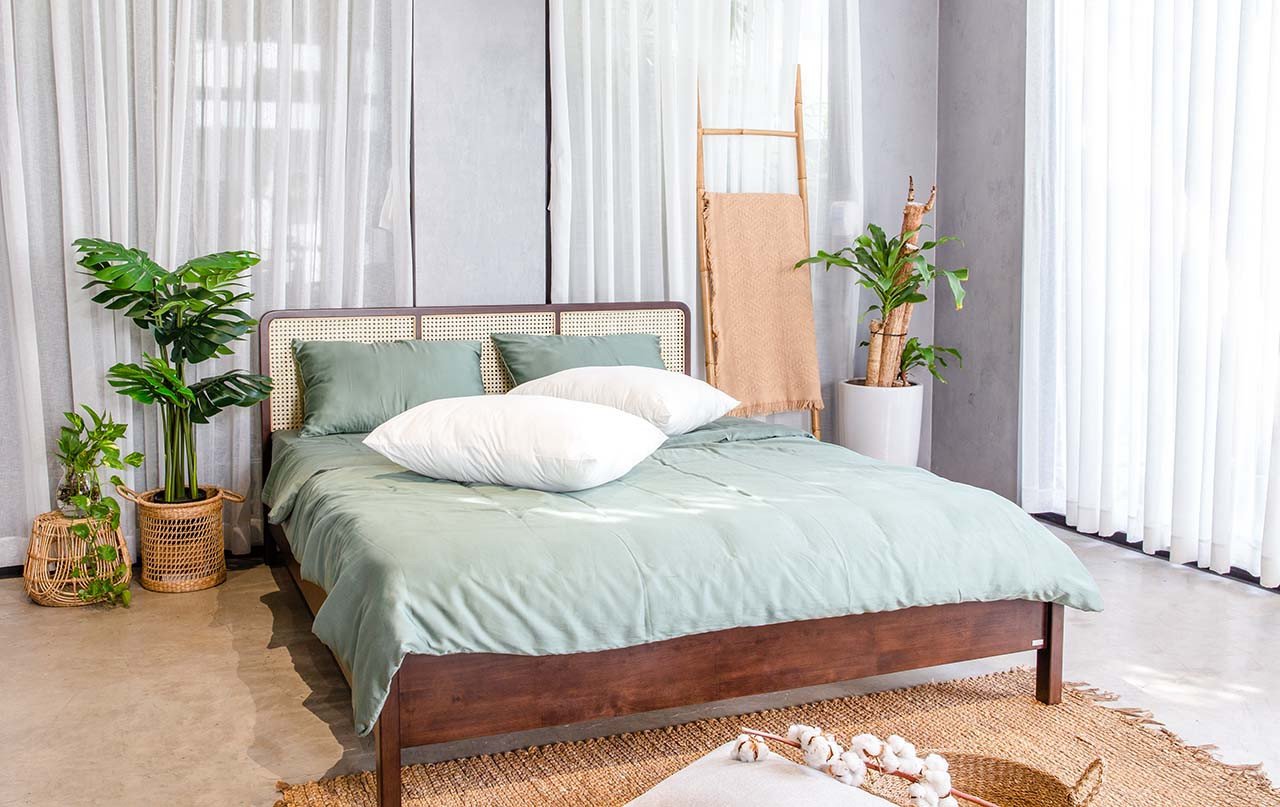 Một mẫu giường ngủ gỗ tự nhiên với thiết kế kết hợp mây mắt cáo độc đáo.