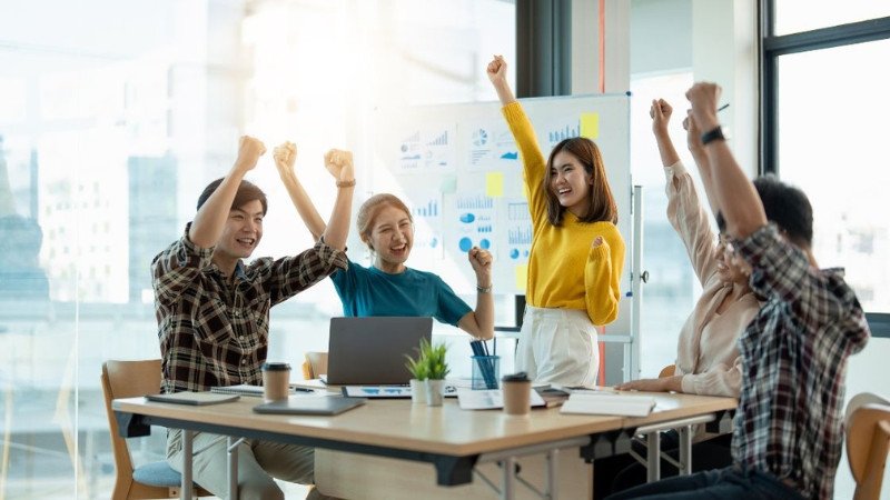 Một người đàn ông đang suy tư, tượng trưng cho việc tìm kiếm lời khuyên tâm linh