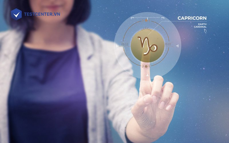 Một người đàn ông đang xem đồng hồ, thể hiện sự tập trung của Ma Kết