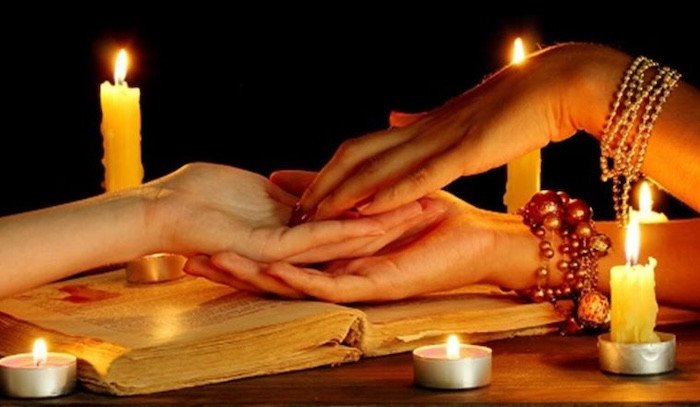 Một người đang lắng nghe lời khuyên về vận mệnh từ một người thầy có kinh nghiệm