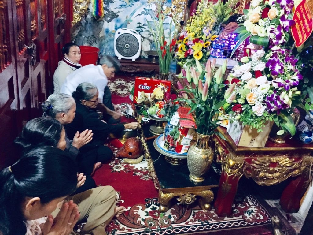 Một người phụ nữ thành kính chắp tay khấn nguyện tại Đền Bà Chúa Kho, minh họa sự trang nghiêm khi thực hiện văn khấn xin lộc rơi lộc vãi đền bà chúa kho.