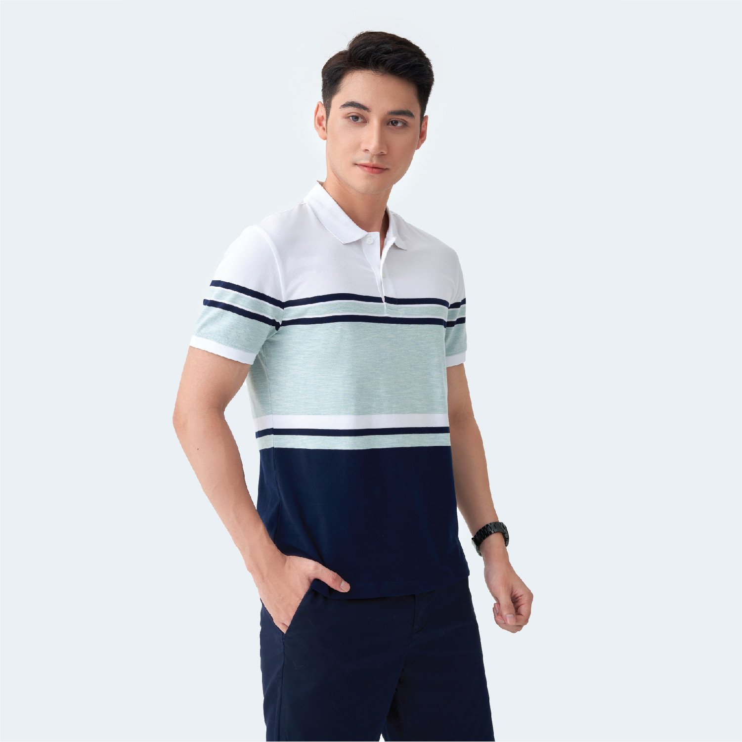 Nam giới với áo màu xanh lá, thể hiện sự kết nối với mệnh Mộc tương sinh mệnh Hỏa trong phong thủy, mang lại may mắn.