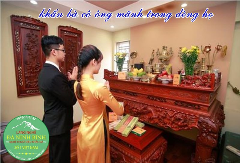 Nghi thức cúng bái và bài văn khấn bà cô trẻ đặt trên bàn thờ, thể hiện lòng thành kính