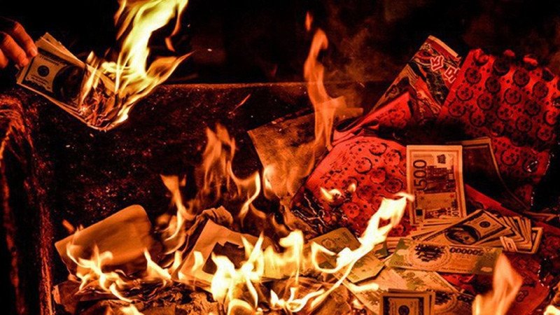 Nghi thức hóa vàng mã sau khi hoàn tất cúng rằm tháng 7 trong nhà và cúng chúng sinh