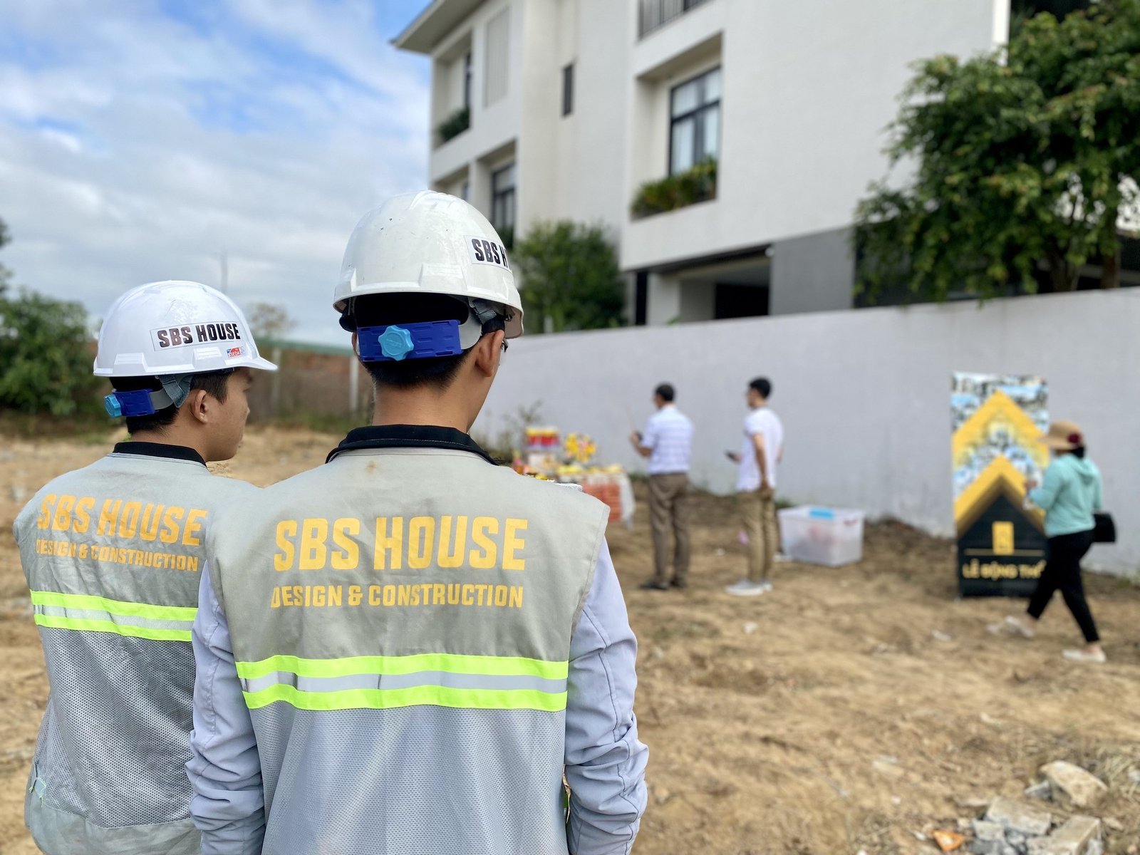 Nghi thức khấn vái trong lễ vật cúng động thổ tại công trình