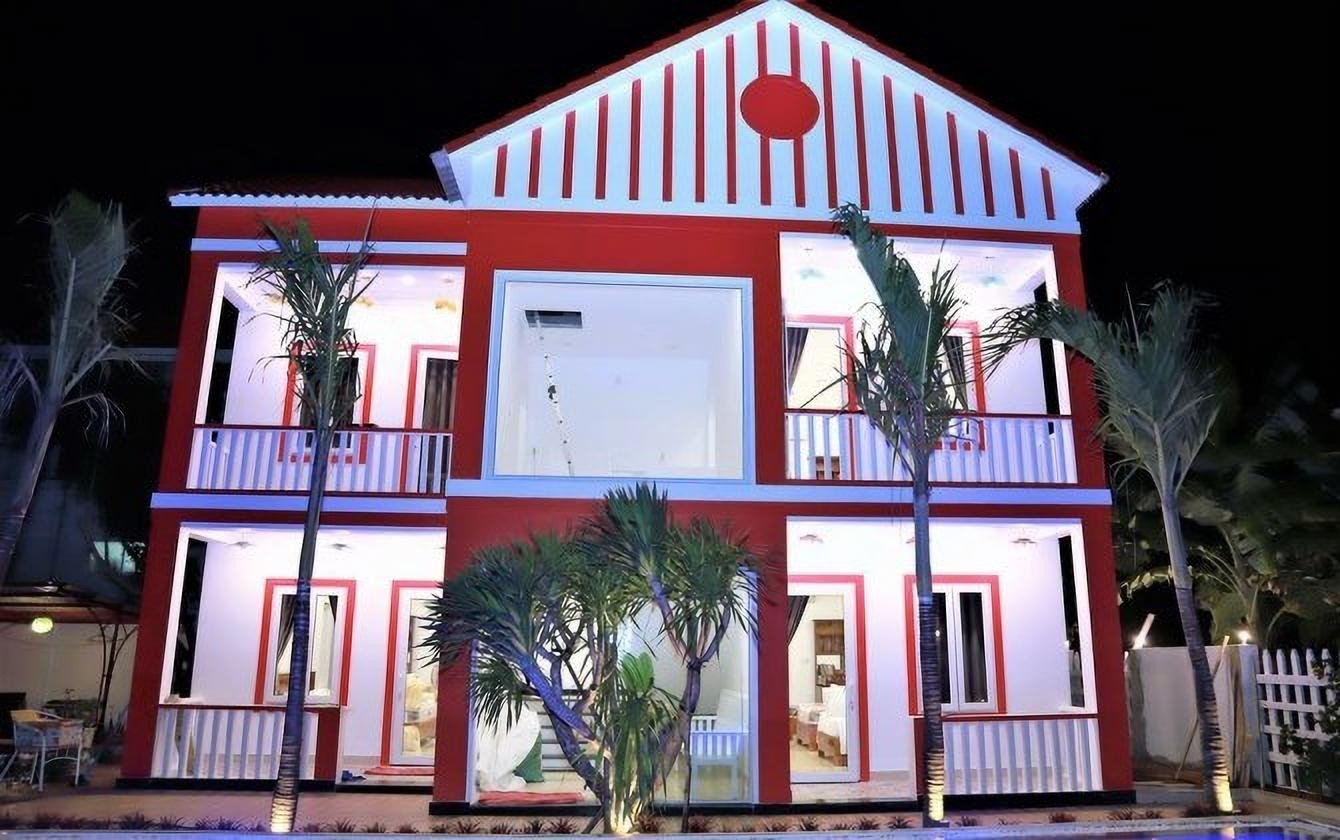 Ngôi nhà này được sơn, trang trí với tone màu đỏ chủ đạo, phù hợp cho gia chủ tuổi Mậu Dần
