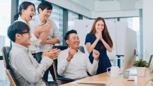 Người Bính Thìn 1976 chăm chỉ trong công việc xây dựng