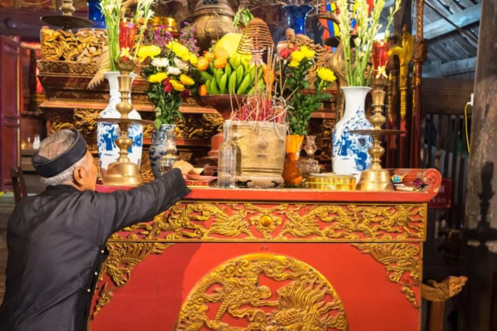 Người chủ trì lễ cúng thường là chủ gia đình hoặc người lớn tuổi, có tâm thành kính