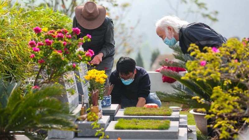 Người con cháu thành kính thắp nén hương trên mộ tổ tiên trong nghi thức cúng Thanh Minh