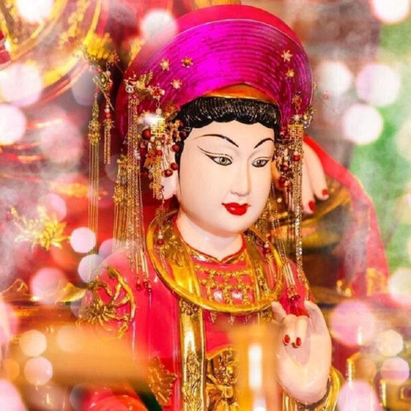 Người dân thành kính thực hiện văn khấn xin lộc cô Chín tại đền Sòng Sơn