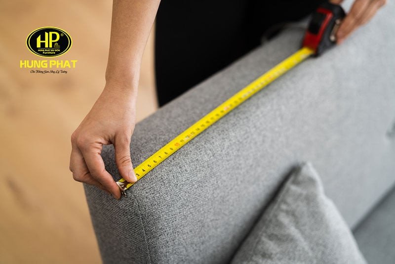 Người dùng đo đạc không gian để chọn đồ nội thất có kích thước phù hợp