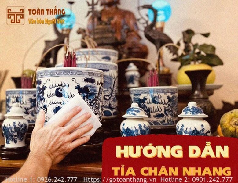 Người phụ nữ đang tỉa chân nhang trong bát hương trên bàn thờ gia tiên, thể hiện sự thành kính và chuẩn bị chu đáo.