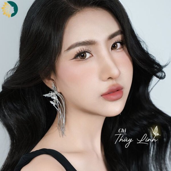 Người phụ nữ đang tìm hiểu về các ngày tốt để tiến hành phẫu thuật thẩm mỹ, biểu tượng cho việc xem ngày lành tháng tốt.