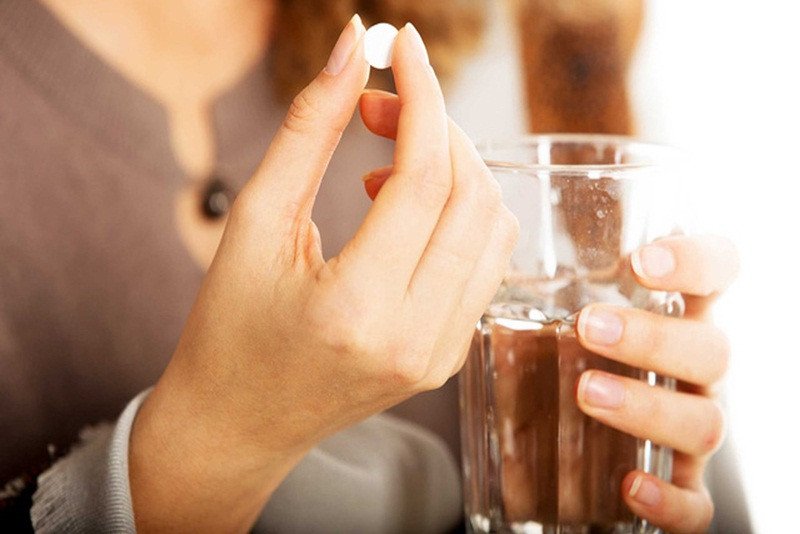 Người phụ nữ đọc hướng dẫn sử dụng thuốc tránh thai khẩn cấp