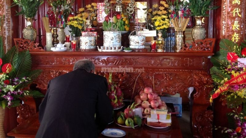 Người phụ nữ thành tâm dâng hương, đọc văn khấn Mẹ Diêu Trì