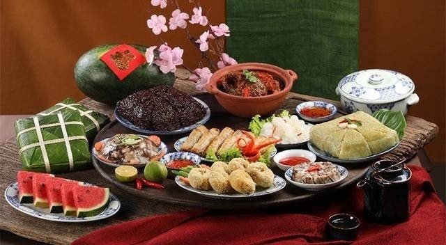 Người phụ nữ trang trọng chuẩn bị lễ cúng rằm tháng giêng với mâm ngũ quả và hương