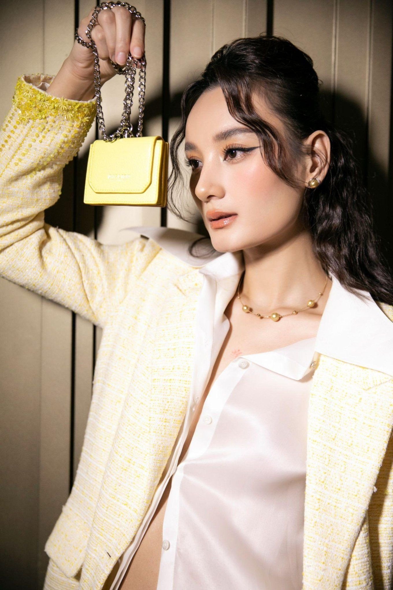 Người phụ nữ tuổi Kỷ Mão với ánh mắt kiên định và suy tư