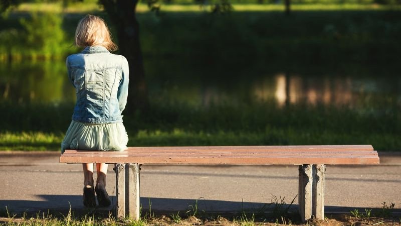 Người phụ nữ với ánh nhìn sâu sắc, thể hiện sự chiêm nghiệm