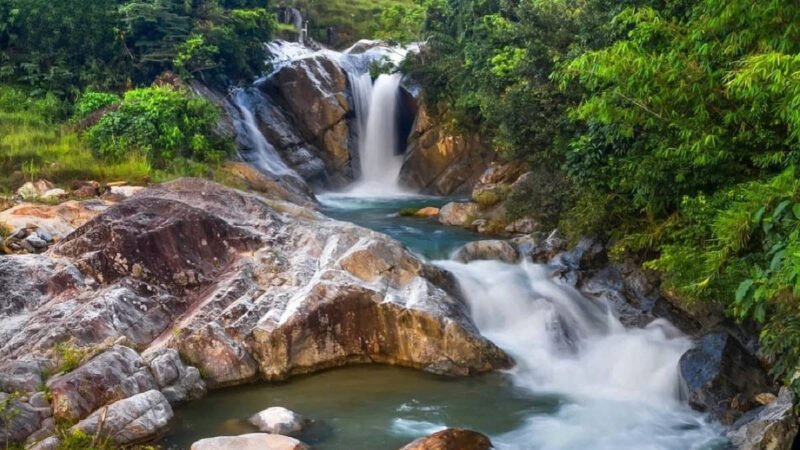 Người sinh năm 2005 thuộc mệnh Tuyền Trung Thủy với biểu tượng dòng nước