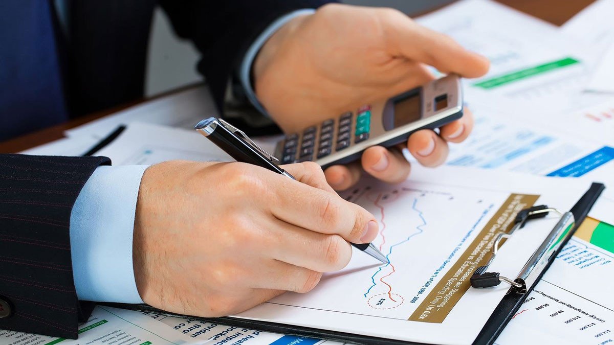 Người trẻ đang làm việc với biểu đồ, tượng trưng cho định hướng nghề nghiệp của tuổi Quý Tỵ