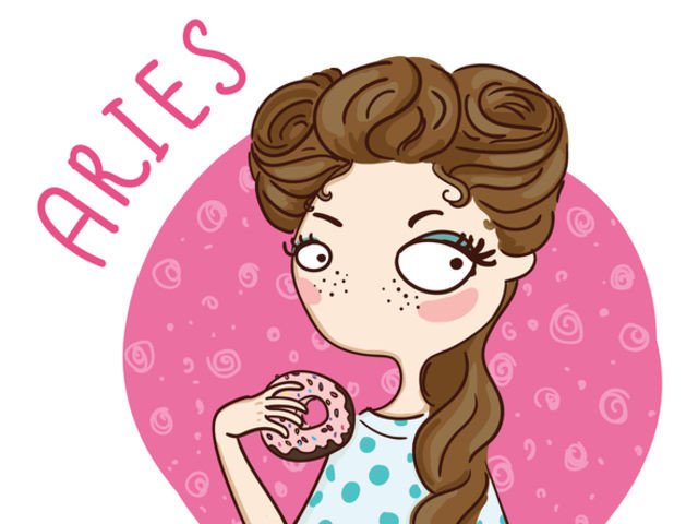 Người tuổi Dần cầm bó nhang trước bàn thờ tổ tiên