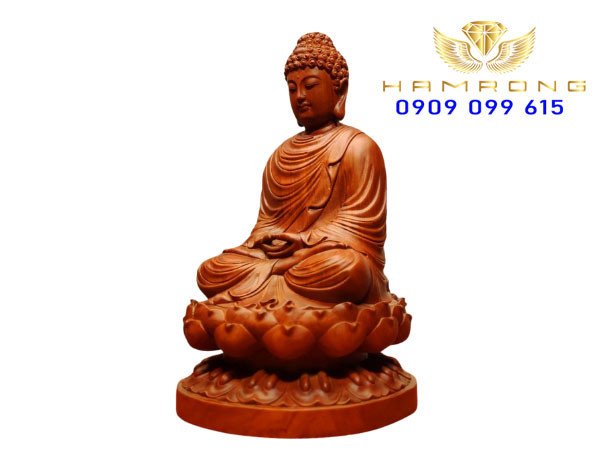 Người Việt thành tâm cầu nguyện bên tượng Phật bằng gỗ