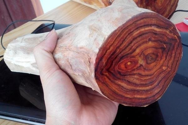Cách nhận biết vòng tay gỗ hoàng đàn thật qua mùi hương và vân gỗ tự nhiên có tác dụng gì