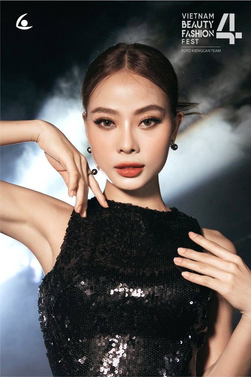Nhẫn phong thủy với đá quý màu đen