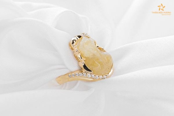 Nhẫn thạch anh tóc vàng thu hút tài lộc cho nam Quý Mão 1963