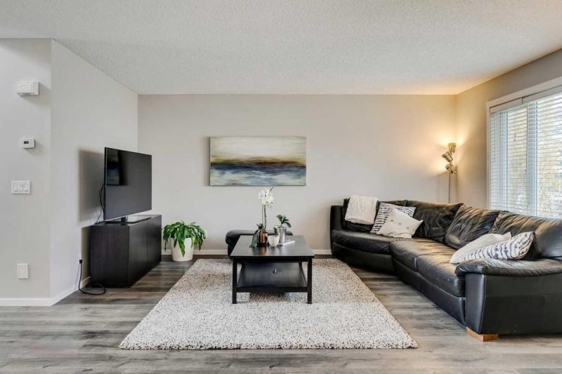 Mẫu tủ bếp hiện đại làm từ gỗ maple với thiết kế sang trọng và màu sắc tươi sáng, không gian bếp ấm cúng