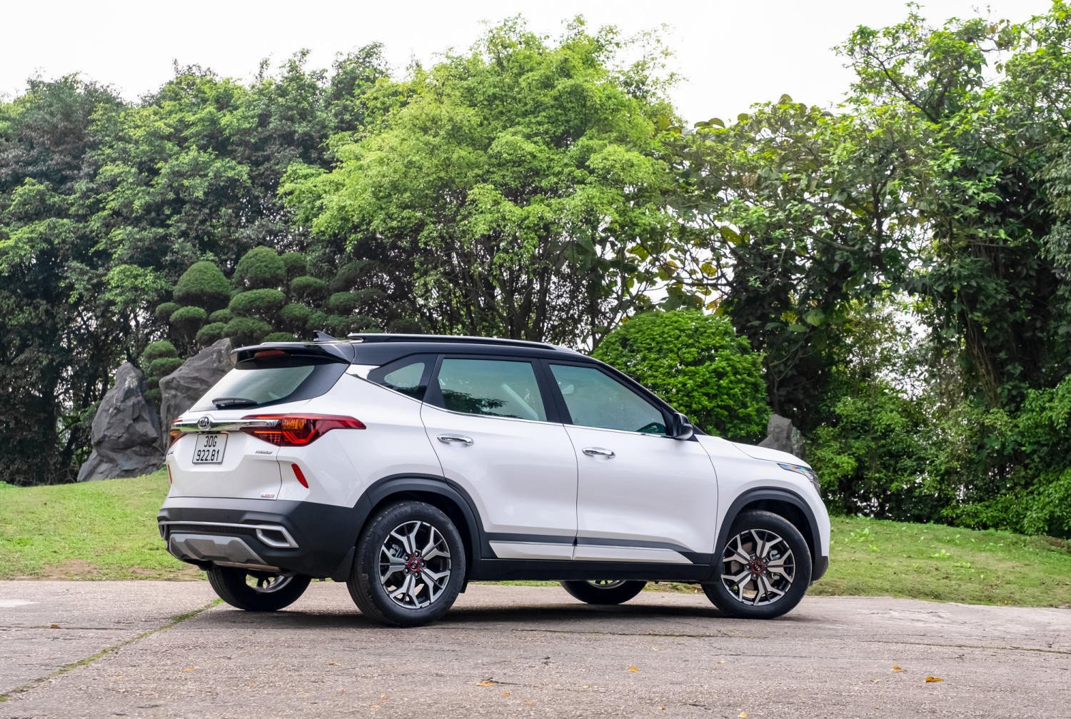 Ô tô cá nhân di chuyển trên cung đường rộng rãi dẫn đến Ba Vì từ Hà Nội, cảnh đẹp hai bên đường