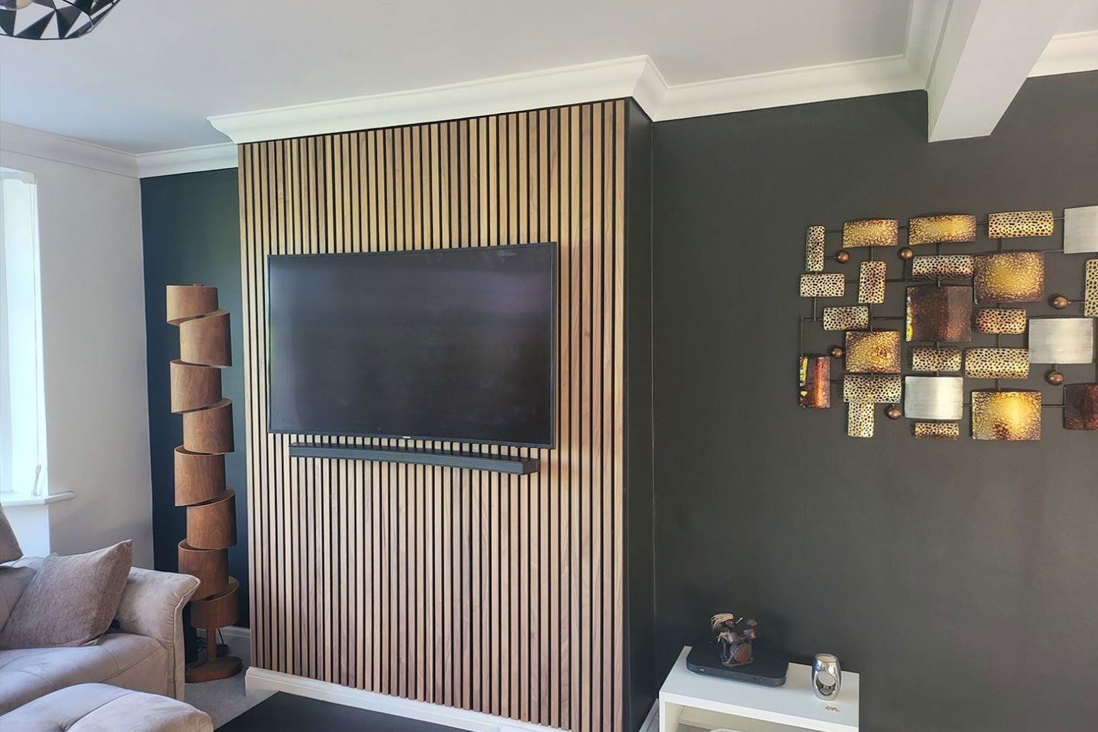 Ốp vách tivi bằng gỗ công nghiệp với đa dạng màu sắc và kiểu dáng