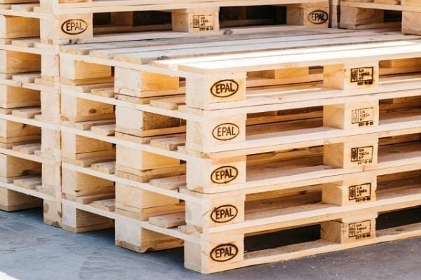 Pallet kê hàng làm từ gỗ thông