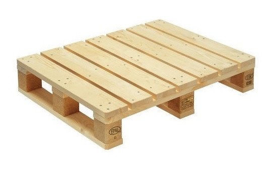 Pallet xếp hàng làm bằng gỗ thông