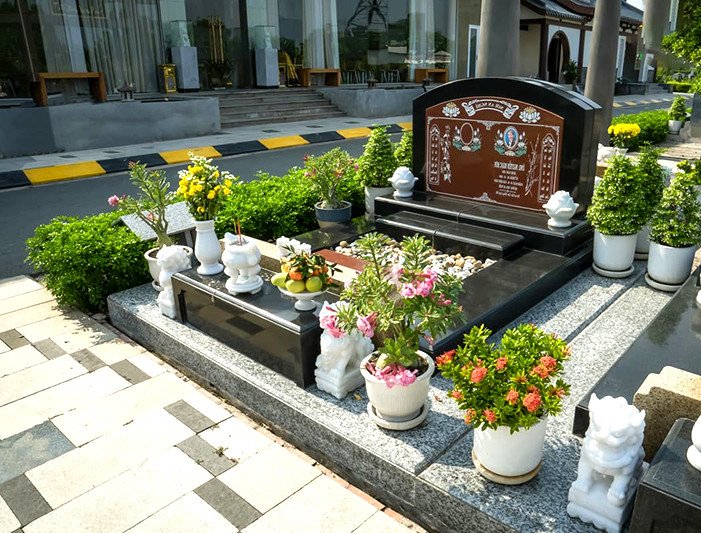 Phần mộ đủ rộng thì có thể đặt mâm cúng lên trên