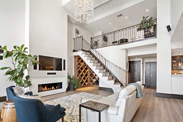 Phòng khách có cầu thang với không gian gầm được tận dụng