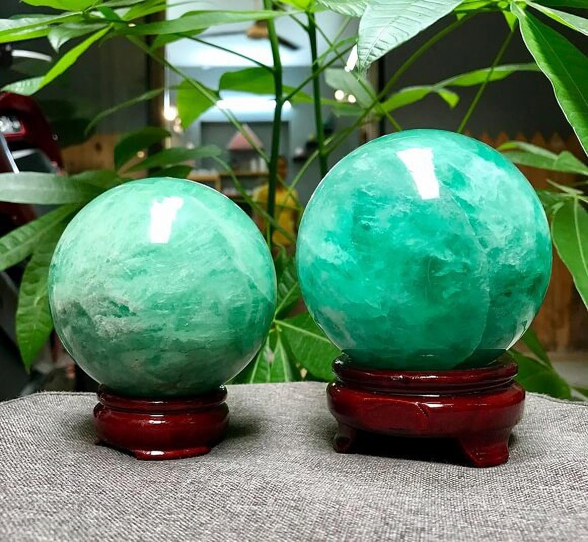 Quả cầu đá Fluorit màu xanh cho nữ mạng Đinh Mùi 1967