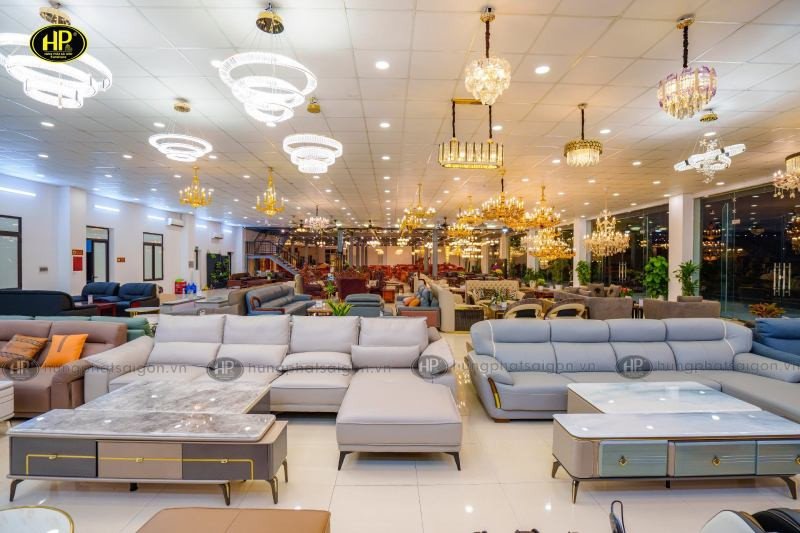 Quang cảnh một cửa hàng nội thất lớn trưng bày nhiều mẫu mã sofa và bàn ghế