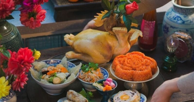Hình ảnh minh họa sai lầm khi xác định hướng đặt gà cúng tất niên và giao thừa ngoài trời