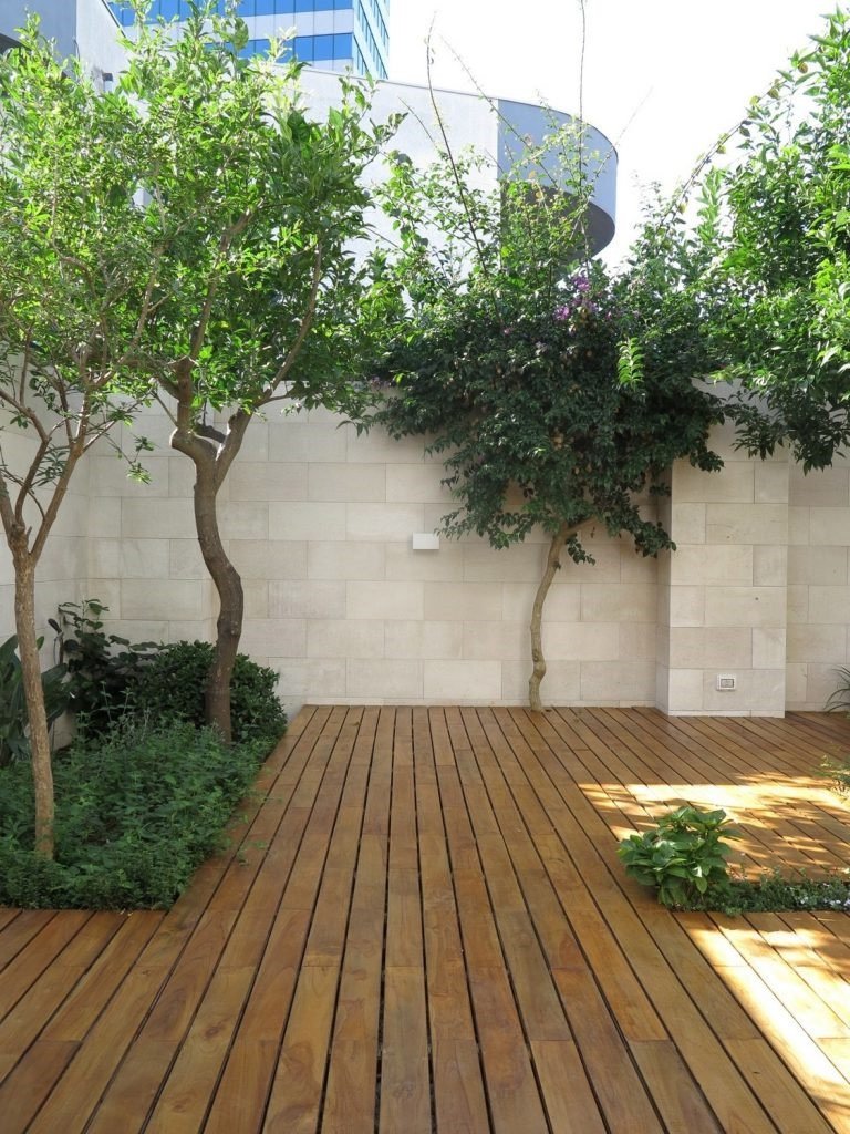 Sàn gỗ ngoài trời làm từ gỗ Tếch bền bỉ và chịu được thời tiết khắc nghiệt