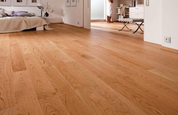 Sàn nhà sang trọng được lát bằng gỗ Pơ Mu tự nhiên với màu sắc ấm áp và vân gỗ đẹp mắt