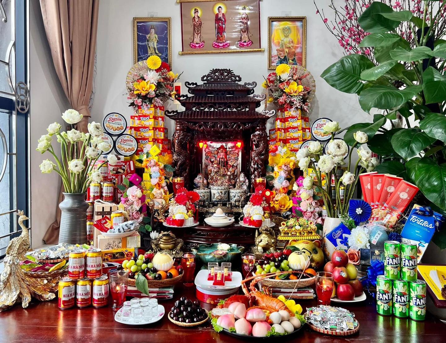 Sắp đặt mâm cúng vía Thần Tài mùng 10 tháng Giêng với các lễ vật cơ bản nhưng vẫn đảm bảo sự trang trọng và đủ đầy.