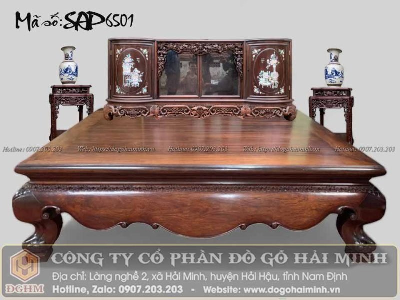 Sập gỗ chân quỳ lối cổ bằng gỗ gụ đặt trong không gian truyền thống