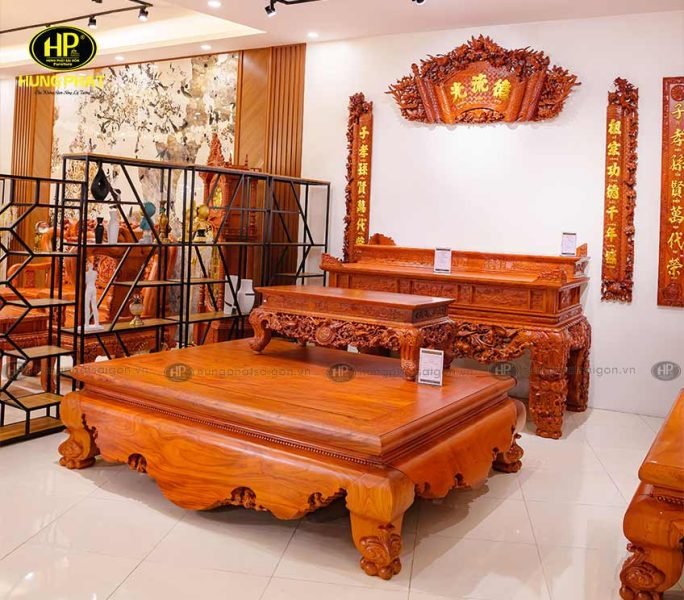 Sập ngồi gỗ Hương Đá vân đẹp trưng bày trong không gian nhà truyền thống