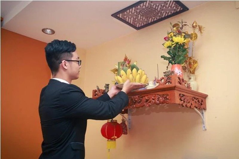 Sắp xếp lại các vật phẩm trên ban thờ sau khi bao sái ban thờ