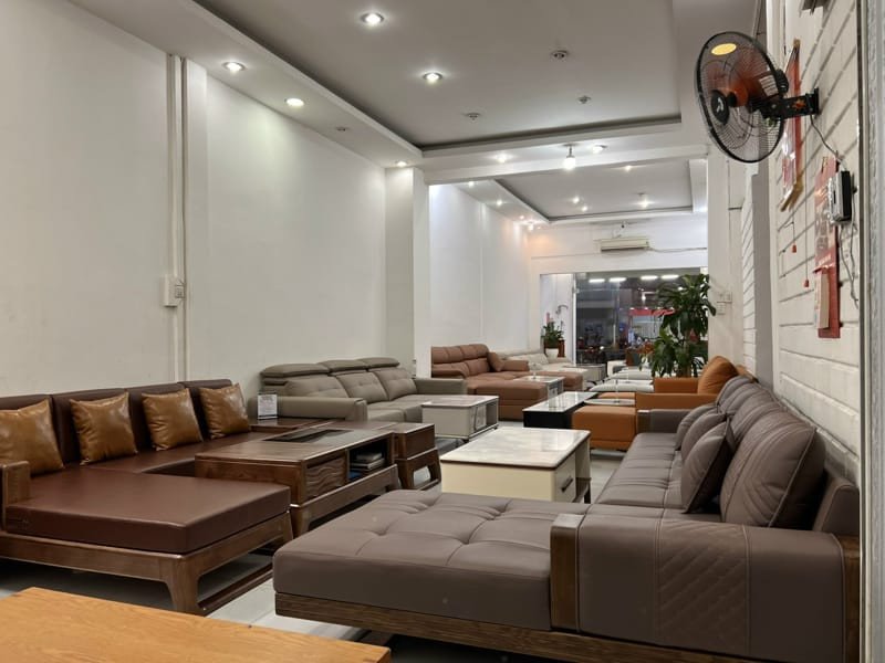 Showroom bán đồ nội thất gỗ đa dạng kiểu dáng tại Bình Thạnh Phú Thịnh